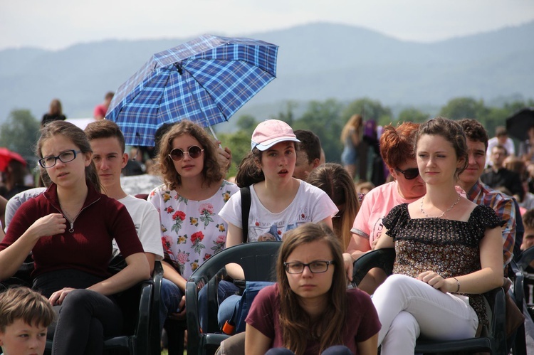 Bierzmowani przy ołtarzu papieskim