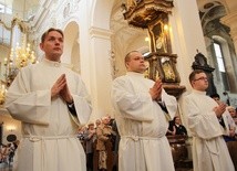 Nowi diakoni. Od lewej Bartłomiej Borowski, Jakub Kita i Adrian Czerwiński