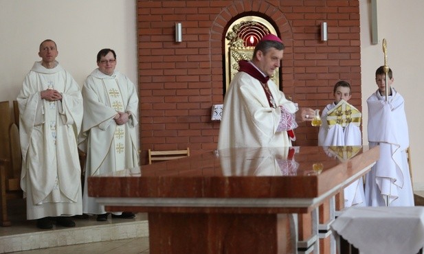 Podczas liturgii bp Roman Pindel konsekrował ołtarz i mury kościoła