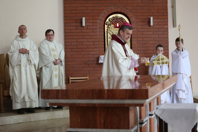 Podczas liturgii bp Roman Pindel konsekrował ołtarz i mury kościoła