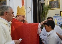 Podczas obchodów jubieluszowych młodzież z parafii przyjęla sakrament bierzmowania