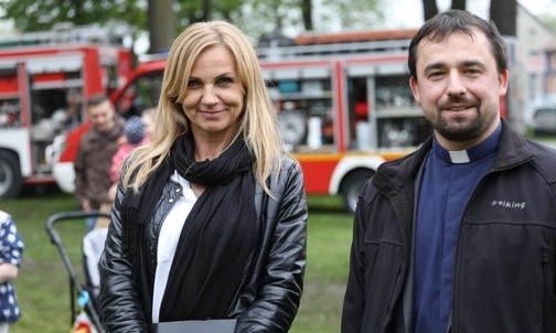 Dyrektor Barbara Białkowska i ks. Jakub Krupa czuwali nad przygotowaniem rodzinnego pikniku