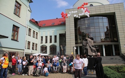 Pod papieskim pomnikiem w niebo pofrunął różaniec z bialo-czerwonych baloników...