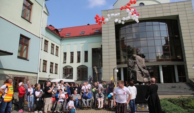 Pod papieskim pomnikiem w niebo pofrunął różaniec z bialo-czerwonych baloników...