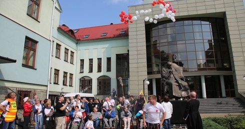 Pod papieskim pomnikiem w niebo pofrunął różaniec z bialo-czerwonych baloników...