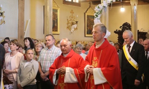 W powitaniu relikwii uczestniczyli: ks. Krzysztof Cojda i ks. kan. Wacław Kozicki