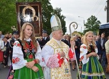 Bp Józef Zawitkowski i parafianki w strojach łowickich idą w procesji z ikoną jasnogórską