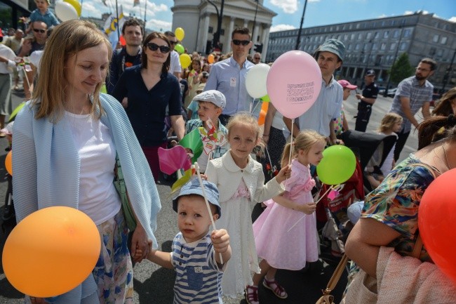 Ulicami Warszawy przeszedł Marsz dla Życia i Rodziny