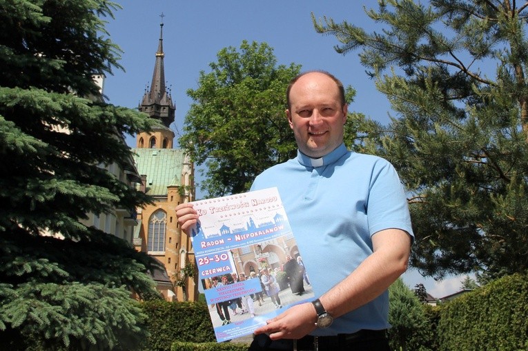 Do wyruszenia na pielgrzymi szlak z Radomia do Niepokalanowa zaprasza ks. Konrad Wójcik