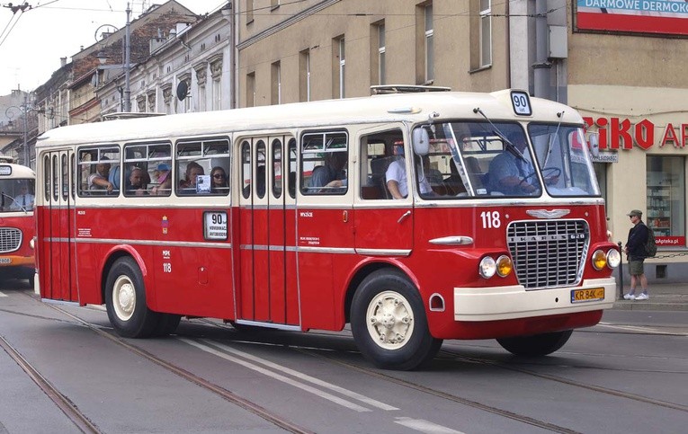 Przejazd starych autobusów