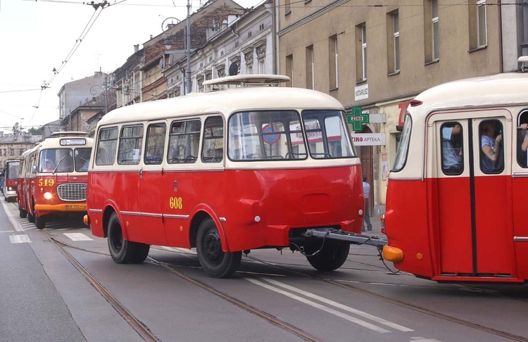 Przejazd starych autobusów