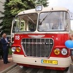 Przejazd starych autobusów