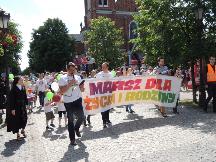 Kutnowski marsz tradycyjnie wyruszył sprzed kościoła św. Wawrzyńca