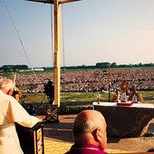 Spotkanie wiernych z Janem Pawłem II odbyło się na lotnisku aeroklubu w Elblągu.