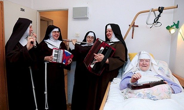 Ten zespół powstał spontanicznie. Siostry założyły go, by rozweselić s. Benignę. 