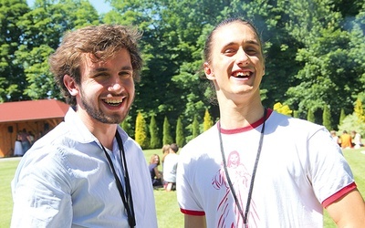 Maciej i Łukasz, animatorzy z Tuchowa, dzielą się radością.  