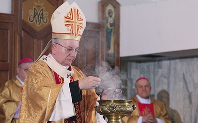 ▲	Arcybiskup po namaszczeniu ołtarza olejami, dokonał jego okadzenia.