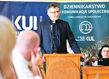 ▲	Konferencję otworzył ks. prof. S. Fel, dziekan Wydziału Nauk Społecznych KUL. Odbyła się ona 6 czerwca w sali, w której przez lata etykę wykładał ks. prof. Karol Wojtyła.