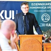 ▲	Konferencję otworzył ks. prof. S. Fel, dziekan Wydziału Nauk Społecznych KUL. Odbyła się ona 6 czerwca w sali, w której przez lata etykę wykładał ks. prof. Karol Wojtyła.