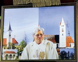 	Ks. Hubert Dobiosch (1933–2017) na tle kościołów,  w których pracował. 