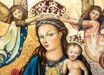 	Jeden z wielu wizerunków koronowanej Matki Bożej,  jakie można zobaczyć na wystawie.