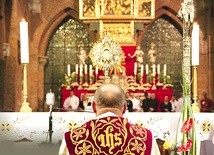 ▲	Na zakończenie konferencji w katedrze wrocławskiej odbyła się adoracja Najświętszego Sakramentu.