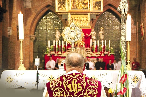 ▲	Na zakończenie konferencji w katedrze wrocławskiej odbyła się adoracja Najświętszego Sakramentu.