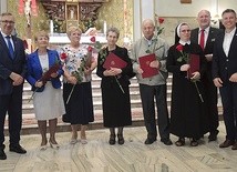 Główni bohaterowie książki o historii kościoła na Złotych Łanach z zaproszonymi gośćmi.