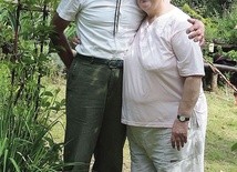 Anna i Benedykt Samolowie w swoim ogrodzie w Świętoszówce.