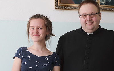 Ks. Krzysztof Wilk i zwyciężczyni konkursu Julia Dykla.