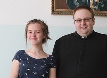 Ks. Krzysztof Wilk i zwyciężczyni konkursu Julia Dykla.