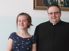 Ks. Krzysztof Wilk i zwyciężczyni konkursu Julia Dykla.