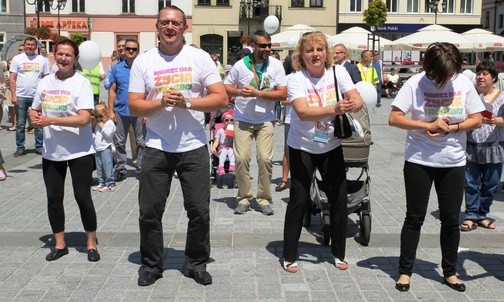 Tańce integracyjne na żywieckim Rynku przed marszem