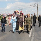 Płocki pochód, który po raz pierwszy przekroczył Wisłę, zakończył się festynem w parafii św. Benedykta w Radziwiu.