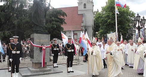 Po Mszy św. metropolita poświęcił epitafium upamiętniające pobyt św. Jana Pawła II w mieście.