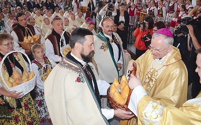 Abp Marek Jędraszewski przewodniczył Mszy św. w kościele Świętego Krzyża i odebrał dla wszystkich biskupów regionalne przysmaki, czyli oscypki.