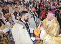 Abp Marek Jędraszewski przewodniczył Mszy św. w kościele Świętego Krzyża i odebrał dla wszystkich biskupów regionalne przysmaki, czyli oscypki.