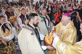 Abp Marek Jędraszewski przewodniczył Mszy św. w kościele Świętego Krzyża i odebrał dla wszystkich biskupów regionalne przysmaki, czyli oscypki.