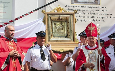 Mszy św. jubileuszowej w uroczystość Zesłania Ducha Świętego przewodniczył bp Andrzej F. Dziuba, ordynariusz łowicki.