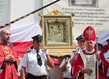 Mszy św. jubileuszowej w uroczystość Zesłania Ducha Świętego przewodniczył bp Andrzej F. Dziuba, ordynariusz łowicki.