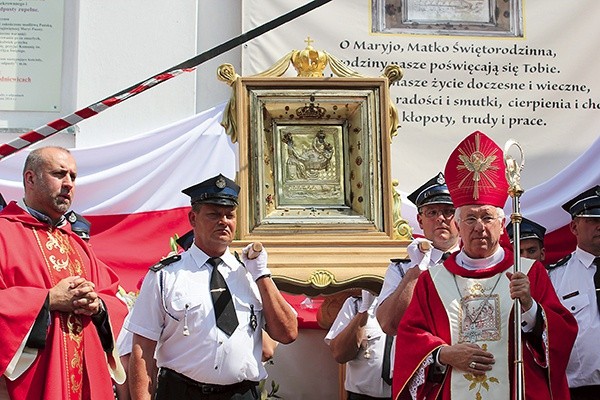 Mszy św. jubileuszowej w uroczystość Zesłania Ducha Świętego przewodniczył bp Andrzej F. Dziuba, ordynariusz łowicki.