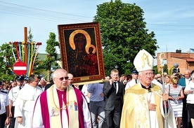 W spotkaniu z Maryją uczestniczyły rzesze wiernych.