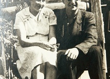 ▲	Edward Busz z siostrą Michaliną w ogrodzie przy jej domu, latem 1957 r.