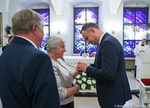 Rodzina bł. ks. Jerzego przekazała relikwie na ręce prezydenta Andrzeja Dudy.