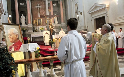 W stołecznym kościele Wszystkich Świętych Jan Paweł II bywał także jako biskup i kardynał. Teraz będą w nim czczone jego relikwie – kropla krwi.