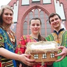 Wolontariusze (od lewej) Roksana Barska, Natalia Billet i Łukasz Jaworócki zbierali pieniądze na wyjazd w rodzinnej parafii pw. NSPJ w Lubsku.
