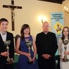 Od lewej: Rafał Paluchowski, Natalia Mikołajczyk, bp Andrzej F. Dziuba i Paulina Cyniak