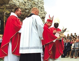 ▲	Biskup Andrzej Czaja wraz z bp. Célestinem-Marie Gaoua z Togo wypuszczają gołąbka sprzed ołtarza.
