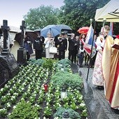 ▲	Nowy pomnik  ks. A. Weltzla poświęcił  ks. Piotr Tarliński.