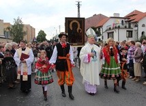 Bp Józef Zawitkowski i rodzina Stawickich w procesji z ikoną jasnogórską